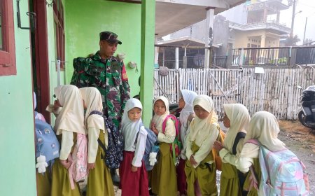 Babinsa Koramil 16/Pejawaran dampingi Tim Nakes berikan Imunisasi Pada Anak