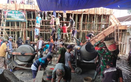 Kemanunggalan Babinsa Koramil 13/Banjarmangu, Bersama Warga Gotong Royong Pengecoran Gedung TPQ