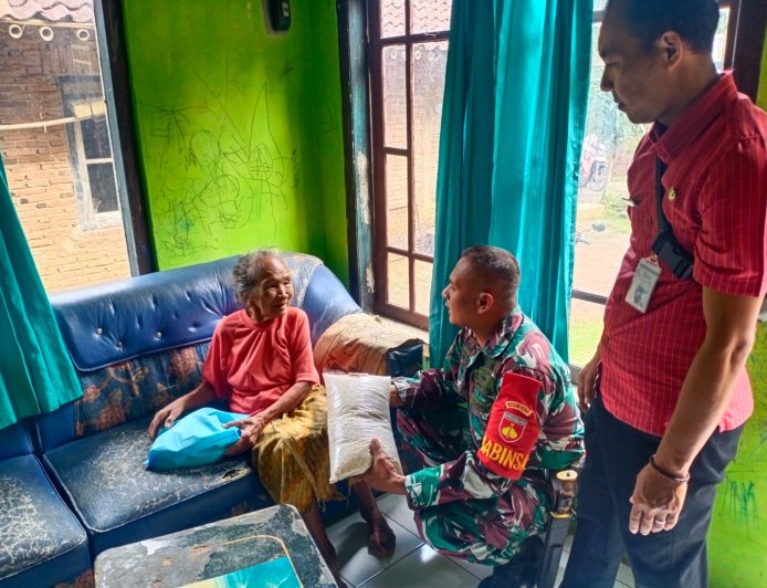 Babinsa dan Bhabinkamtibmas Bersatu dalam Baksos Pembagian Sembako