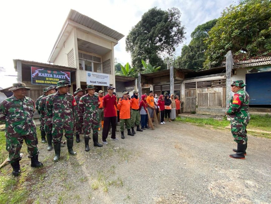 Karya Bakti, Koramil 12/Sigaluh Kodim 0704/Banjarnegara Gelar Bersih Pasar Tradisional