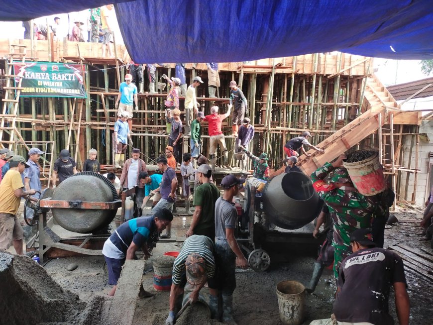 Kemanunggalan Babinsa Koramil 13/Banjarmangu, Bersama Warga Gotong Royong Pengecoran Gedung TPQ