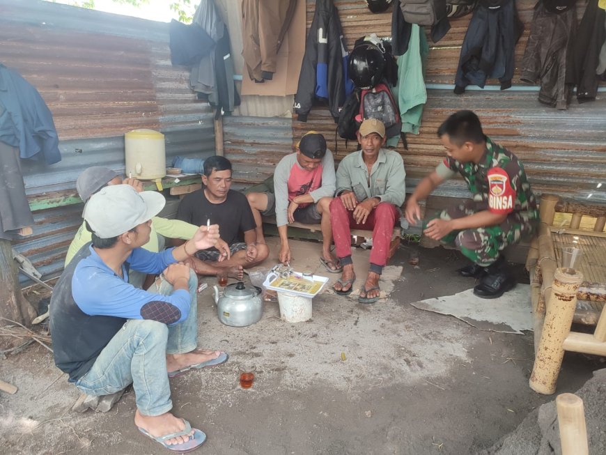 BABINSA RAMIL 16/PEJAWARAN SILAHTURAHMI DENGAN WARGA