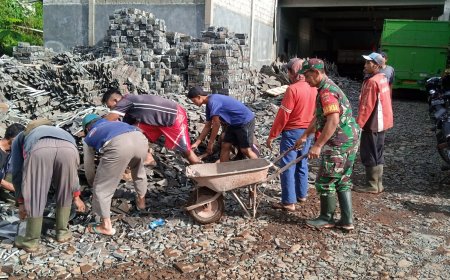 Babinsa Dusun Tlodas, Desa Sarwodadi Bantu Kerja Bakti Perbaikan Jalan