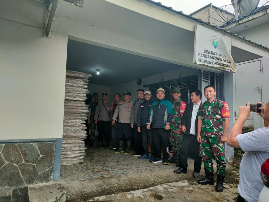 Babinsa Koramil 16/Pejawaran Serma Ahmad Fahrizal Laksanakan Kegiatan Pengamanan Penerimaan Logistik Pemilu