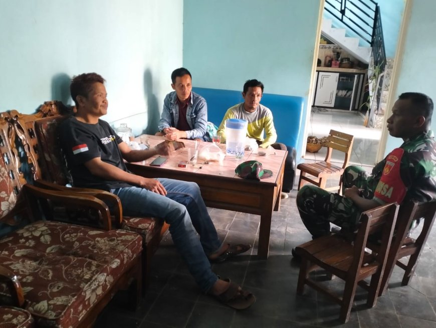 Menjalin Silaturahmi Babinsa Koramil 16/Pejawaran Komsos dengan Masyarakat