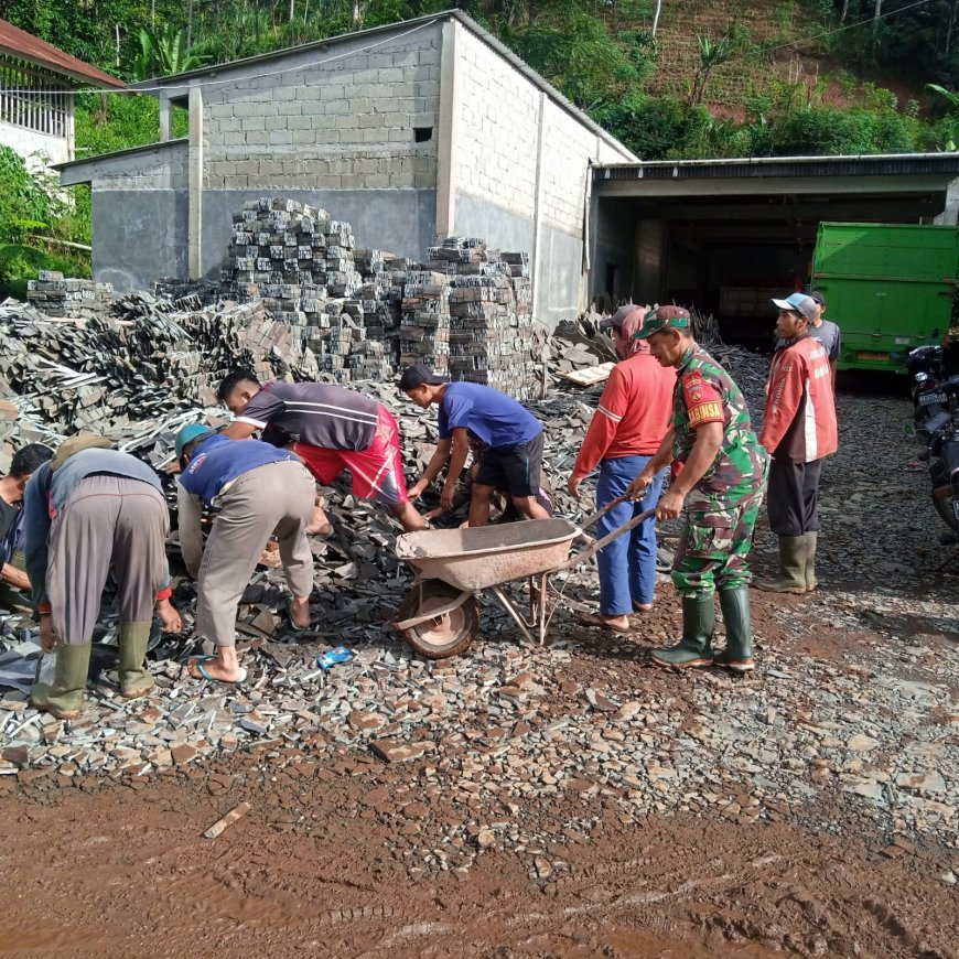 Babinsa Dusun Tlodas, Desa Sarwodadi Bantu Kerja Bakti Perbaikan Jalan