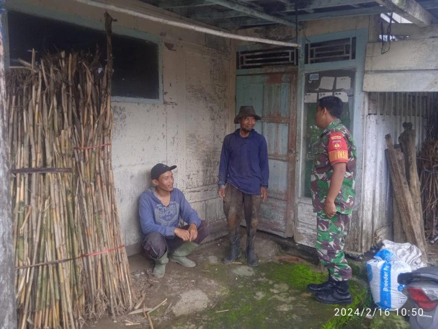 Menjalin Silaturahmi Babinsa Koramil 16/Pejawaran Komsos dengan Masyarakat