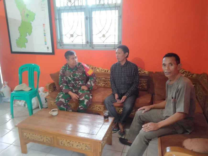 Babinsa Koramil 16/Pejawaran Komsos Dengan Perangkat Desa Menjadikan Hubungan Kerja Antara Babinsa Dan Aparat Desa Semakin Solid