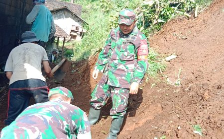 Babinsa Koramil 16/Pejawaran Bantu Warga Bersihkan Material Longsor