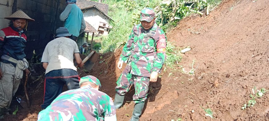 Babinsa Koramil 16/Pejawaran Bantu Warga Bersihkan Material Longsor