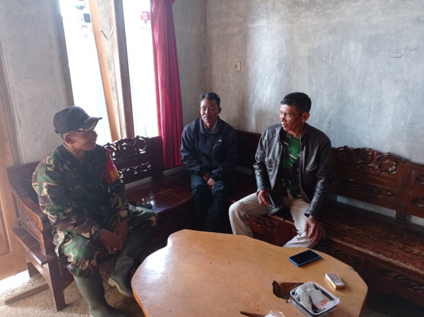 Jalin Silaturahmi di Bulan Ramadhan, Babinsa Koramil 16/Pejawaran Lakukan Komsos Bersama Warga