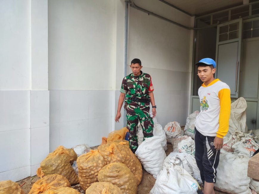 Tingkatkan Ketahanan Pangan, Babinsa Koramil 16/Pejawaran Komsos dengan Petani Kentang
