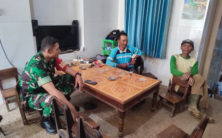 Komsos dengan Petani, Babinsa Koramil 16/Pejawaran Berikan Wawasan Ketahanan Pangan