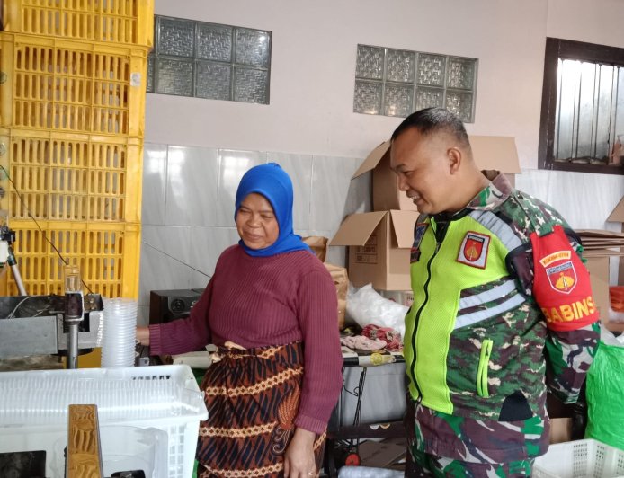 Komsos Dengan Pengusaha UMKM Carica, Babinsa Koramil 16/Pejawaran Himbau Untuk Jaga Kebersihan dan Kwalitas Produksi