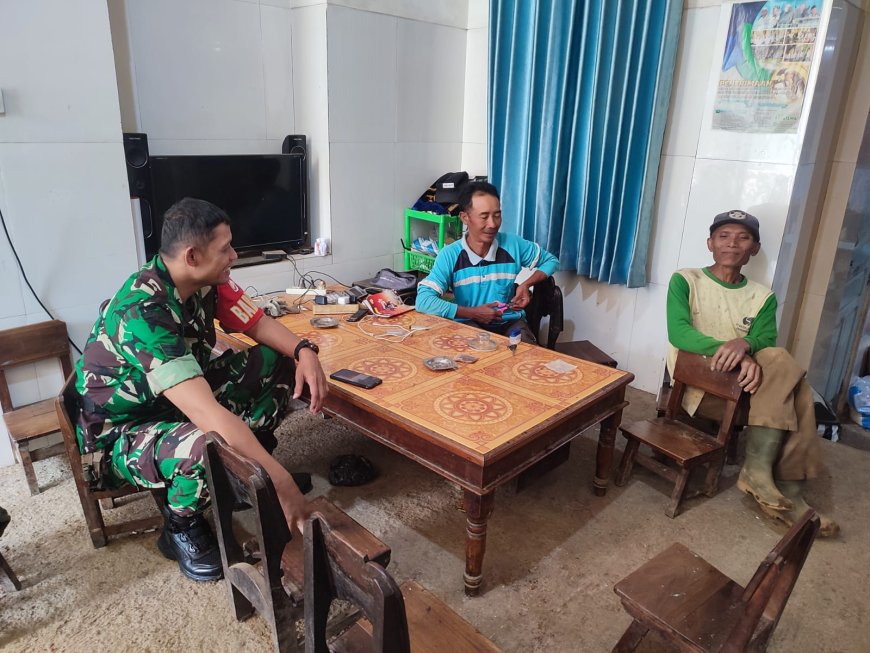 Komsos dengan Petani, Babinsa Koramil 16/Pejawaran Berikan Wawasan Ketahanan Pangan
