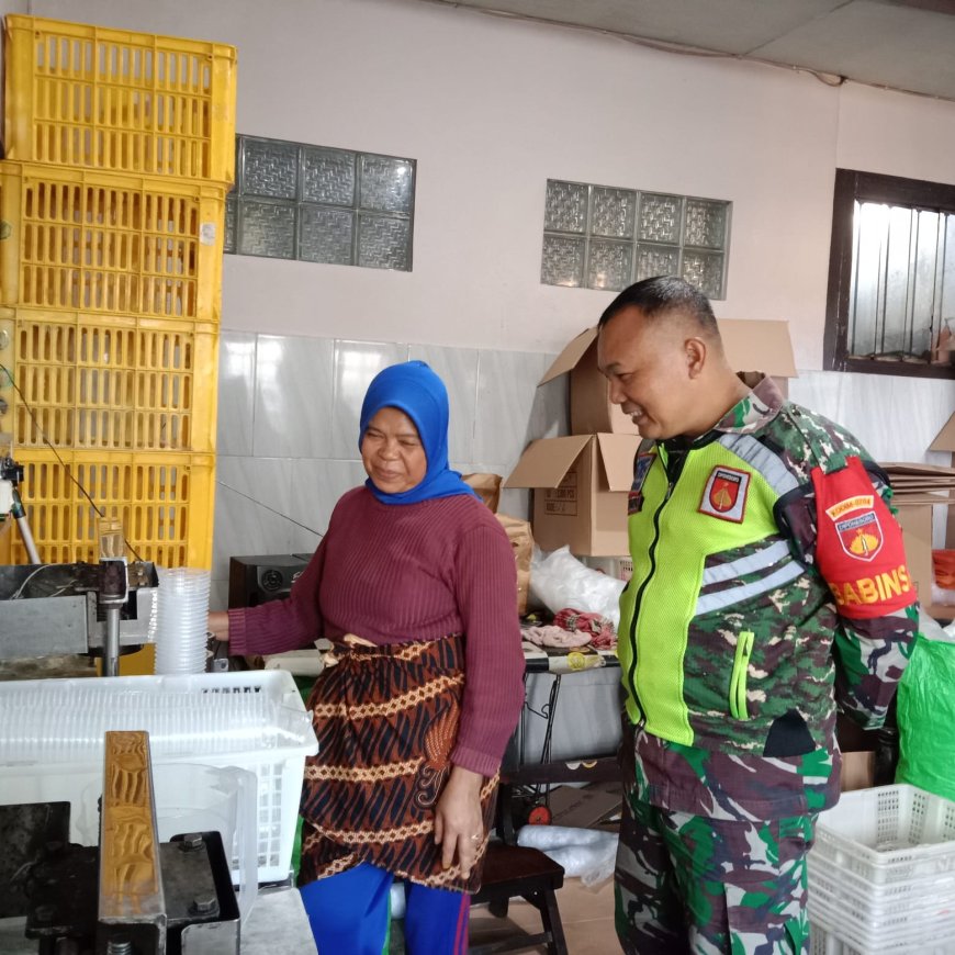 Komsos Dengan Pengusaha UMKM Carica, Babinsa Koramil 16/Pejawaran Himbau Untuk Jaga Kebersihan dan Kwalitas Produksi