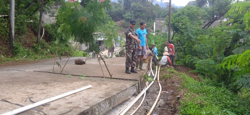 Bersama Warga Babinsa Koramil 16/Pejawaran Pantau Jalan Amblas