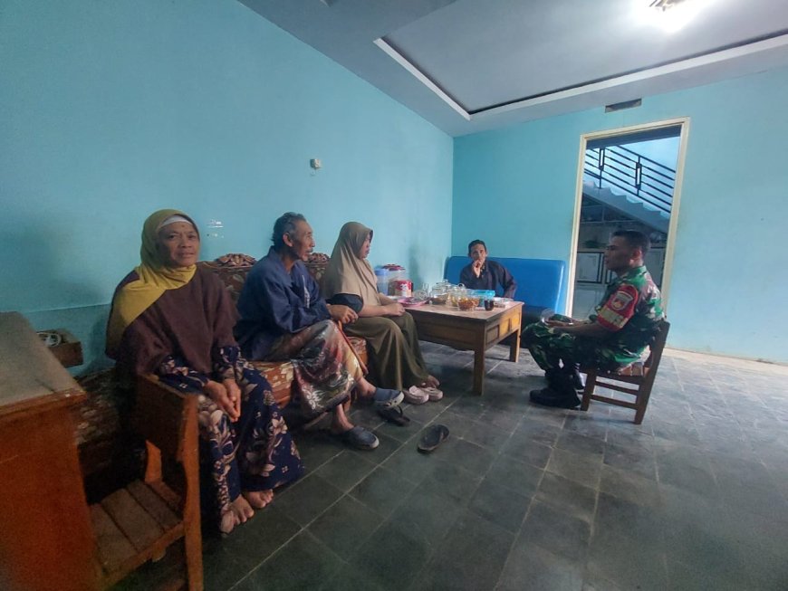 Babinsa Koramil 16/Pejawaran Komsos Dengan Tokoh Masyarakat Di Wilayah Binaan