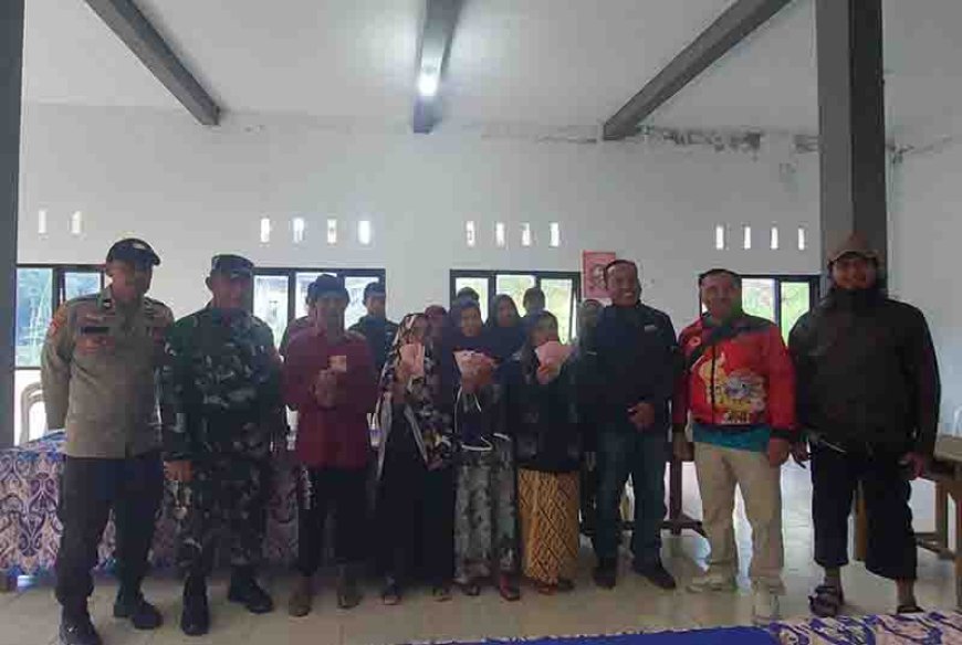 Babinsa Koramil 16/Pejawaran Melaksanakan Pendampingan penyaluran BLT-DD