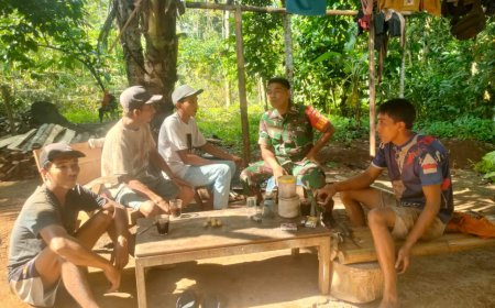 Berikan Motivasi, Babinsa Koramil 16/Pejawaran Komsos Dengan Pekerja Depo Kayu