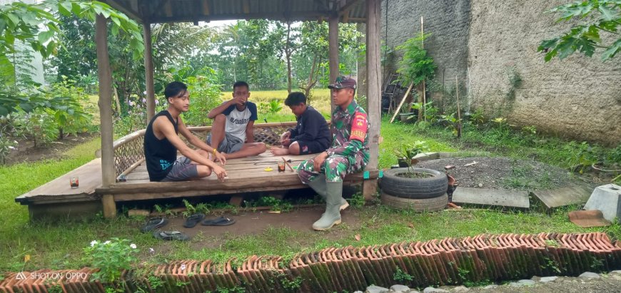 Bahas Kebersihan dan Keamanan Babinsa Koramil 16/Pejawaran Melaksanakan Komsos dengan Warga