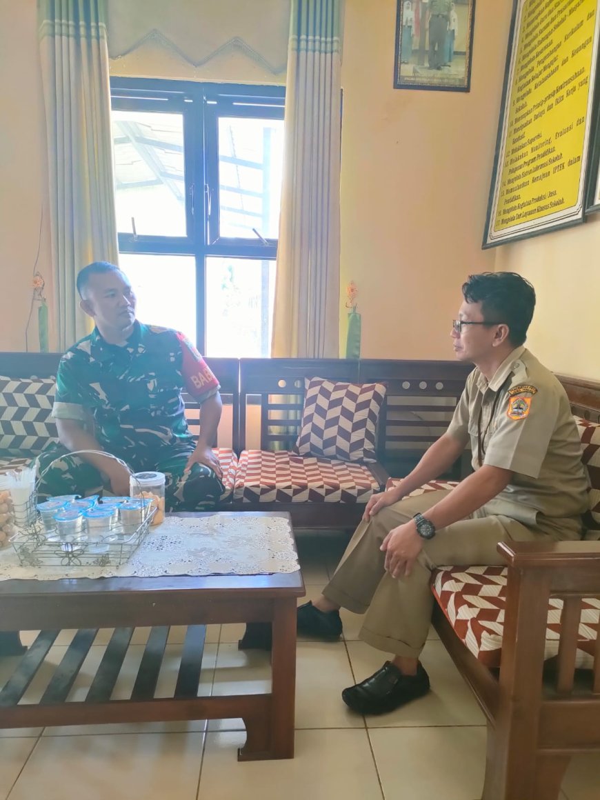 Peduli Pendidikan, Babinsa Koramil 16/Pejawaran Komsos Dengan Kepala Sekolah SMK N 1 Pejawaran