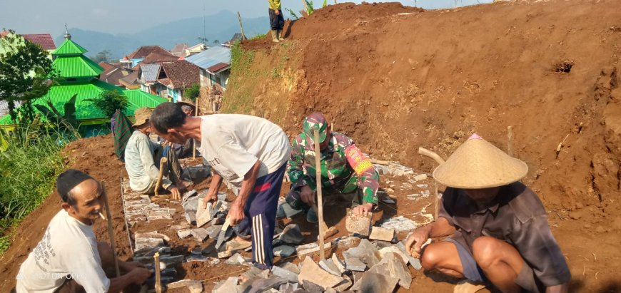 Kedekatan Babinsa dengan warga Desa Binaan bantu Warga Karya Bakti Jalan Makadam