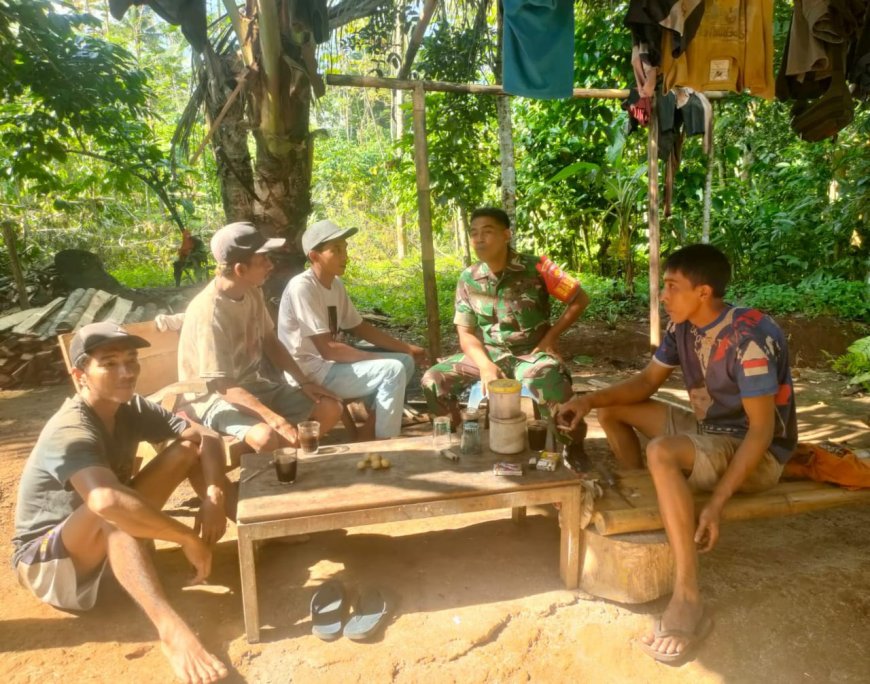 Berikan Motivasi, Babinsa Koramil 16/Pejawaran Komsos Dengan Pekerja Depo Kayu