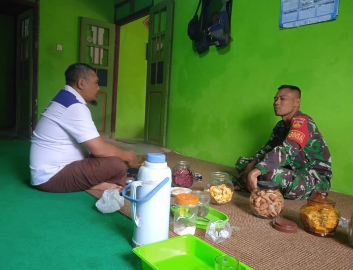 Komsos Babinsa Koramil 16/Pejawaran Ajak Danton Linmas Ikut Berperan Jaga Keamanan Desa