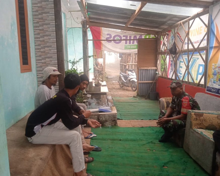 Babinsa Koramil 16/Pejawaran Komsos Dengan Kelompok Tani Tunas Bersemi