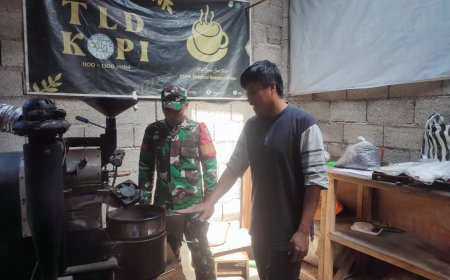 Babinsa Koramil 16/Pejawaran  Komsos Sekaligus Bantu Warga Giling Kopi