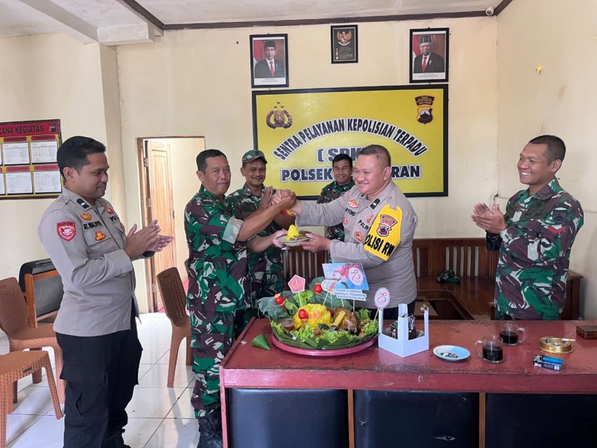 Danramil beserta anggota Babinsa Koramil 16/Pejawaran Berikan Surprise Ucapan Selamat HUT Bhayangkara ke-78 Kepada Polsek Pejawaran
