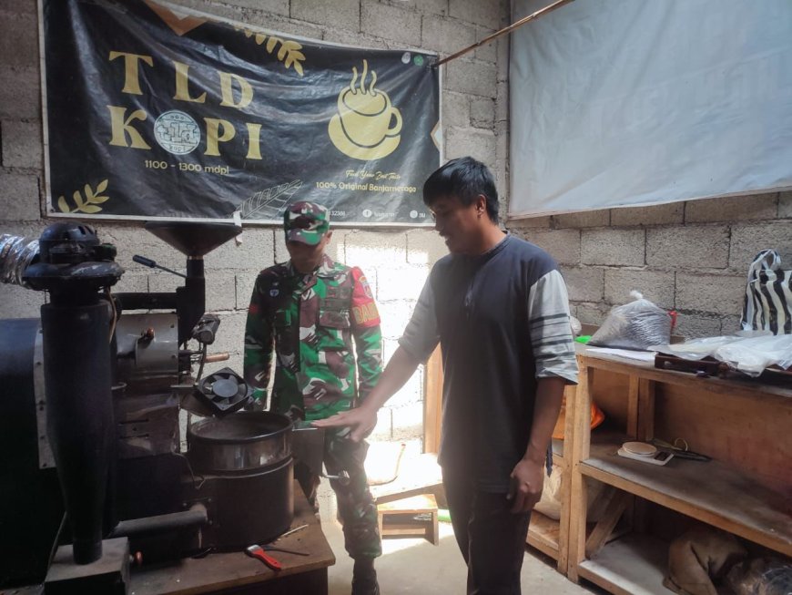 Babinsa Koramil 16/Pejawaran  Komsos Sekaligus Bantu Warga Giling Kopi