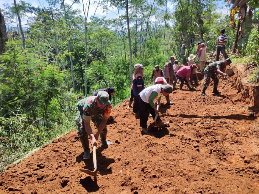 Babinsa Koramil 16/Pejawaran Melaksanakan Karya Bakti Membuat Jalan Usaha Tani (JUT) Bersama Warga