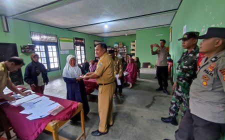 Babinsa Koramil 16/Pejawaran Serka Ary Kuswidiyanto Dampingi Penyaluran BLT DD Desa Penusupan