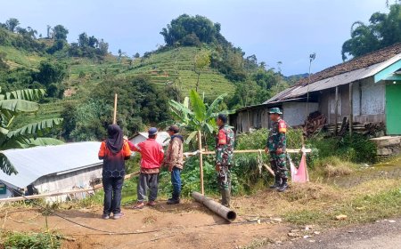 Bersama Aparat Terkait dan Warga Setempat Babinsa Koramil 16/Pejawaran Pantau Lokasi Tanah Bergerak