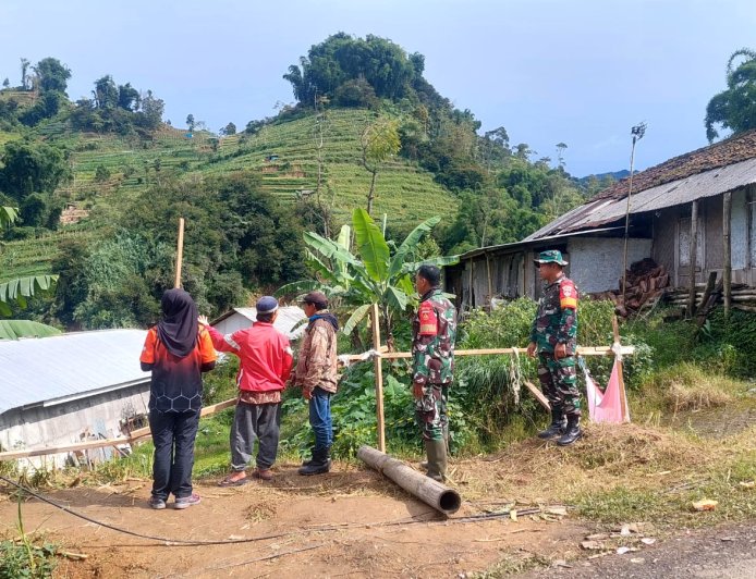 Bersama Aparat Terkait dan Warga Setempat Babinsa Koramil 16/Pejawaran Pantau Lokasi Tanah Bergerak