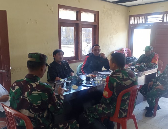 Danramil Bersama Babinsa Koramil 16/Pejawaran Laksanakan Komsos di Wilayah Binaan