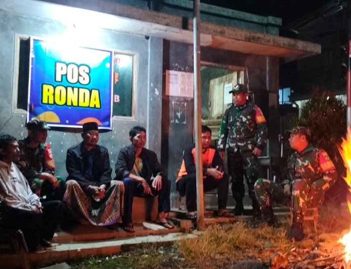 Tingkatkan Keamanan Lingkungan Babinsa Koramil 16/Pejawaran melaksanakan Patroli Malam
